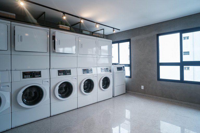Studio com piscina e portaria 24h em Pinheiros
