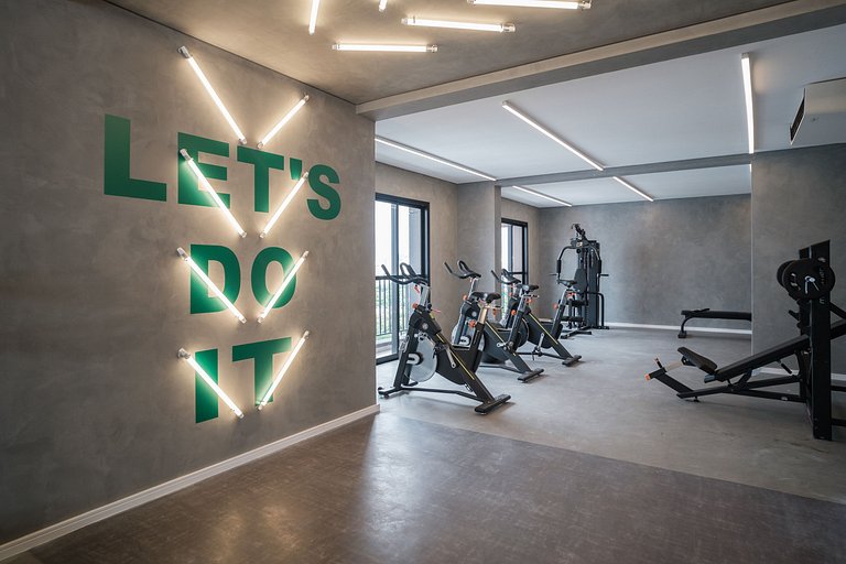 Studio completo com portaria 24h, WI-FI e academia