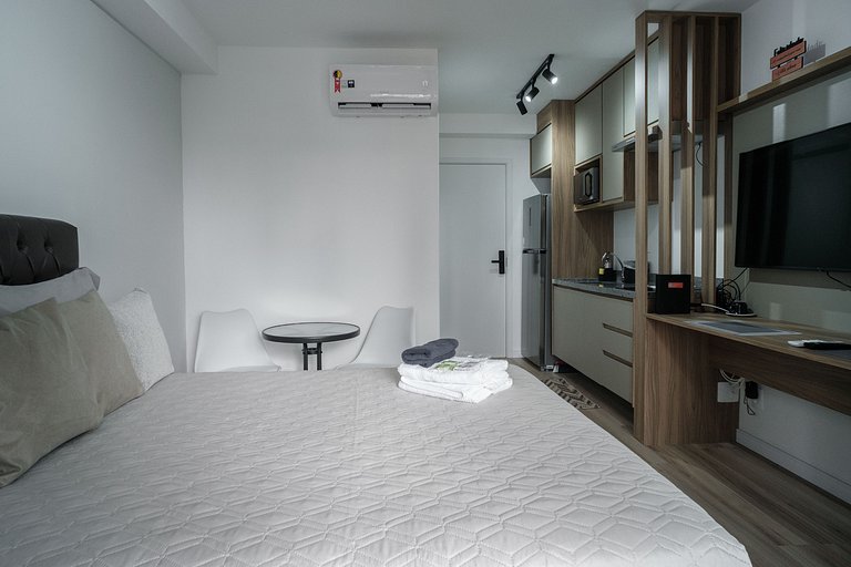 Studio completo com portaria 24h, WI-FI e academia