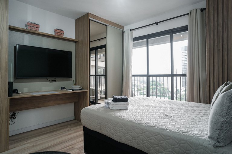 Studio completo com portaria 24h, WI-FI e academia
