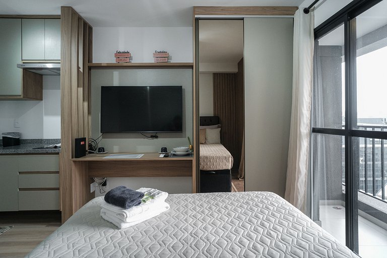 Studio completo com portaria 24h, WI-FI e academia