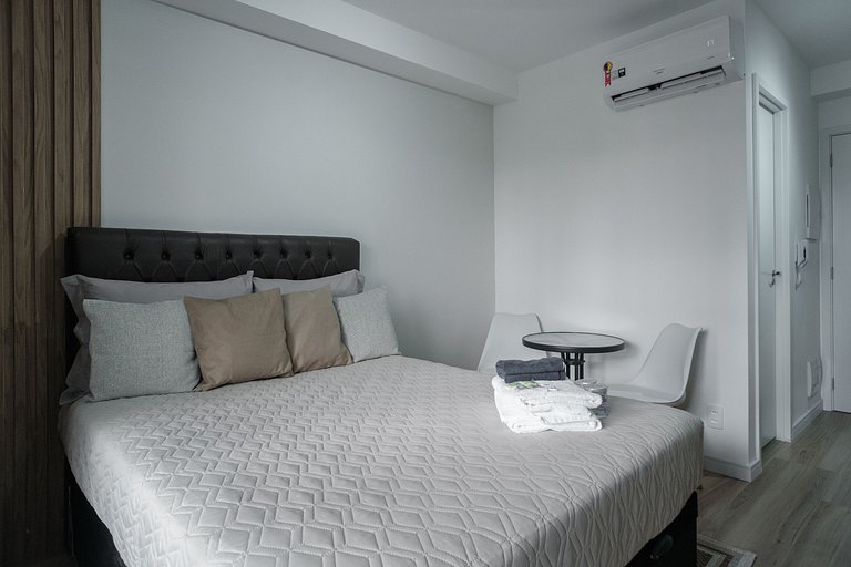 Studio completo com portaria 24h, WI-FI e academia