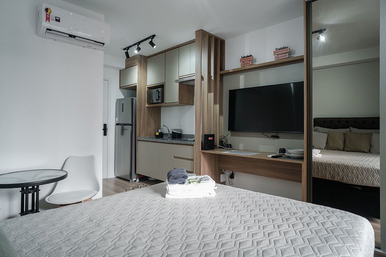 Studio completo com portaria 24h, WI-FI e academia