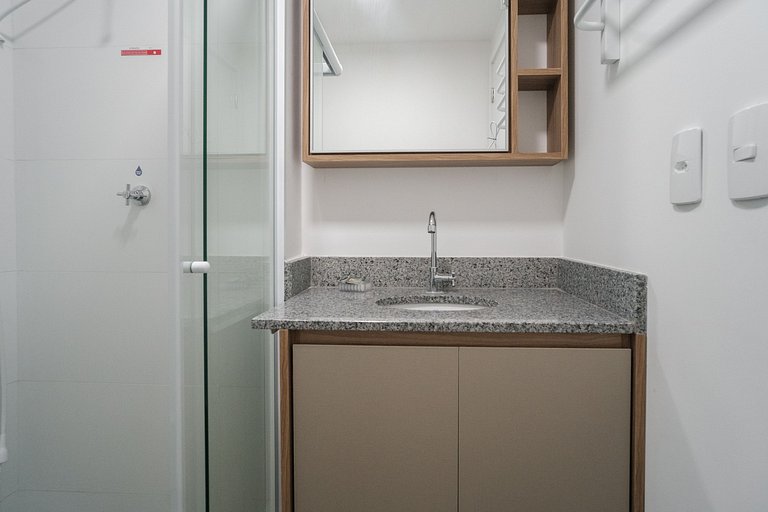 Studio completo com portaria 24h, WI-FI e academia