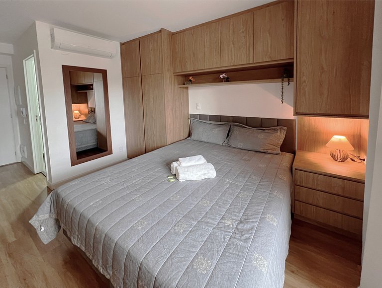 Studio com piscina e portaria 24h em Pinheiros