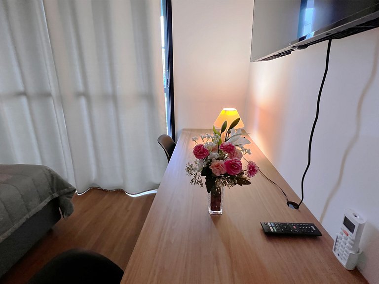 Studio com piscina e portaria 24h em Pinheiros