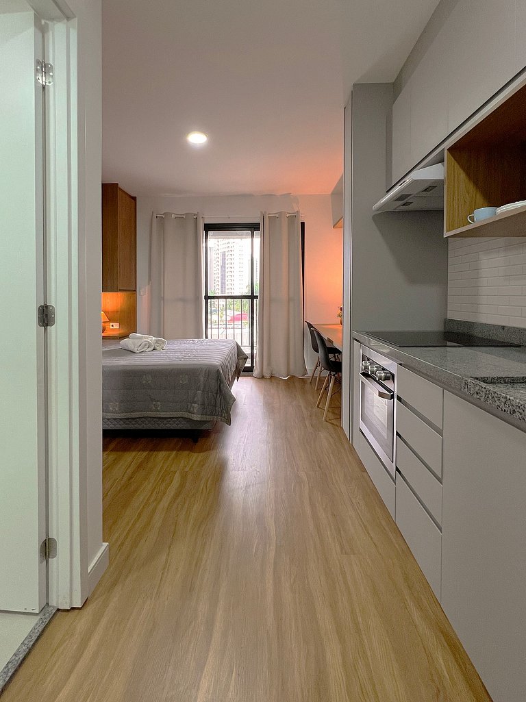 Studio com piscina e portaria 24h em Pinheiros