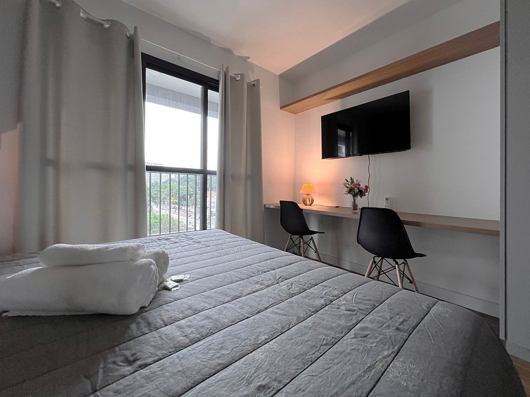 Studio com piscina e portaria 24h em Pinheiros