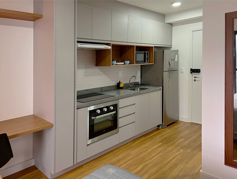 Studio com piscina e portaria 24h em Pinheiros