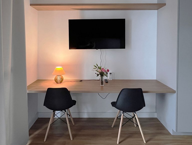 Studio com piscina e portaria 24h em Pinheiros