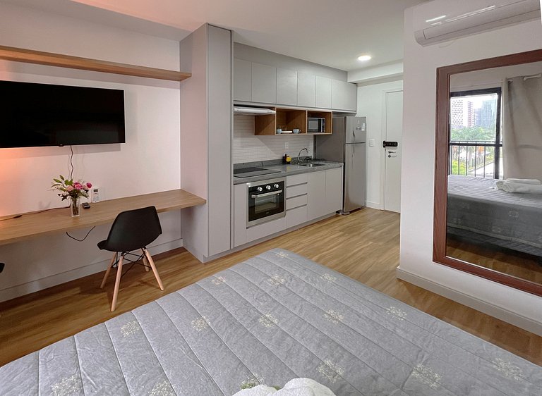 Studio com piscina e portaria 24h em Pinheiros