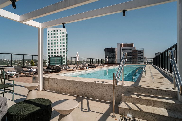 Studio com piscina e portaria 24h em Pinheiros