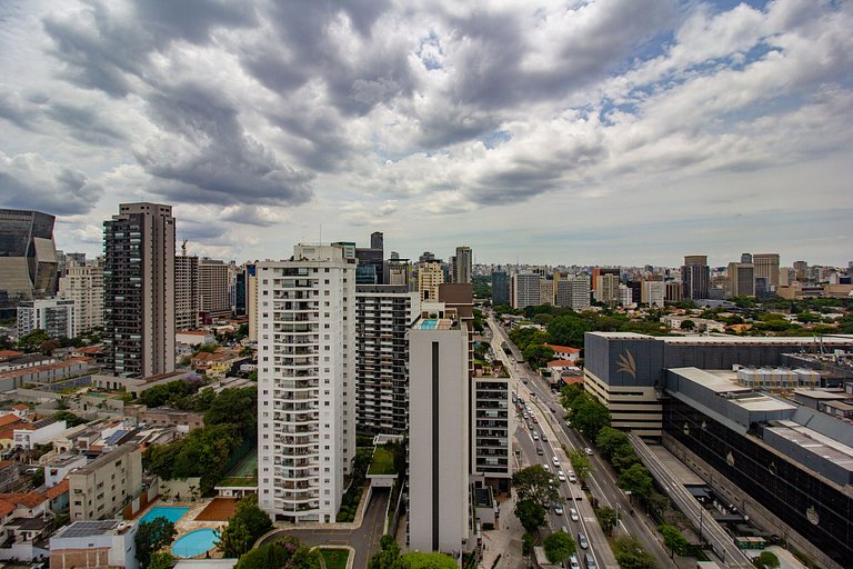 Ap charmoso com cama Queen no coração de pinheiros