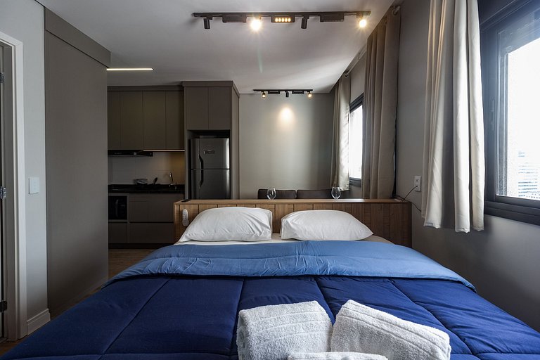Ap charmoso com cama Queen no coração de pinheiros