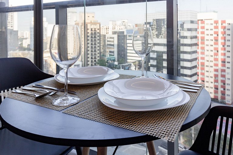 Apto com varanda e linda vista próximo da Paulista