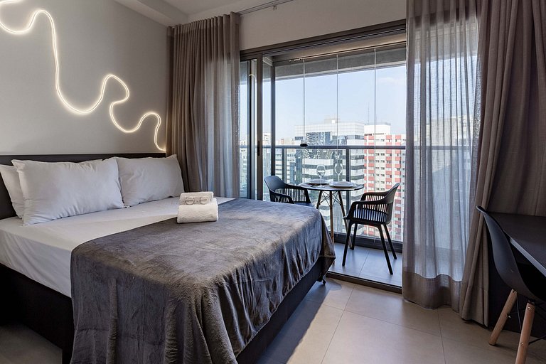 Apto com varanda e linda vista próximo da Paulista