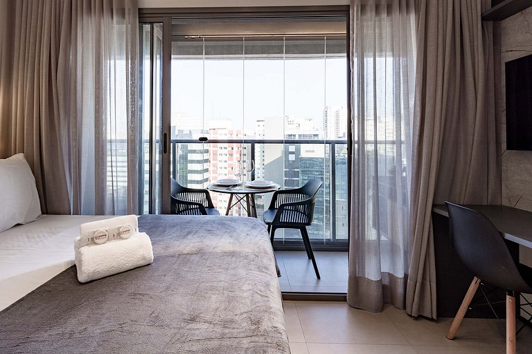Apto com varanda e linda vista próximo da Paulista