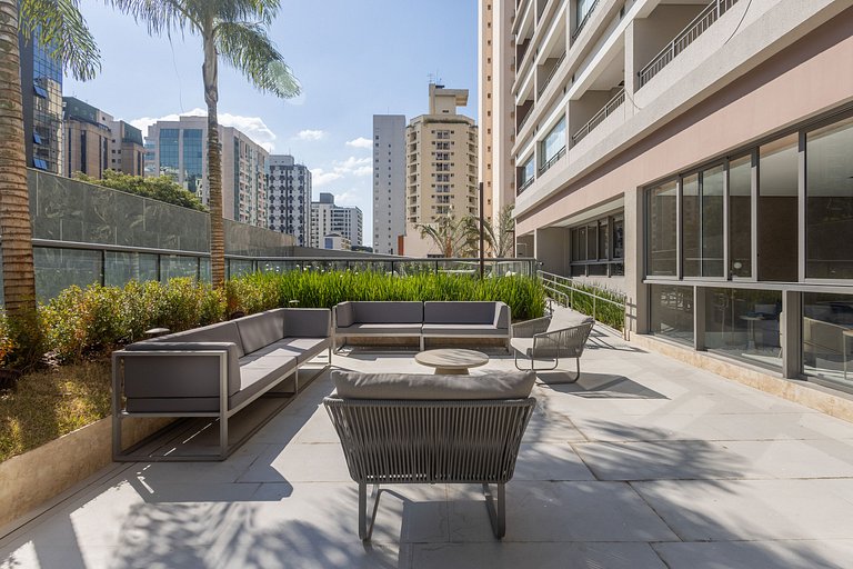 Luxo de Moema: Apto em andar superior c/ varanda