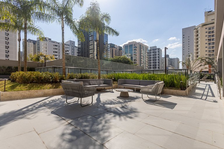 Luxo de Moema: Apto em andar superior c/ varanda