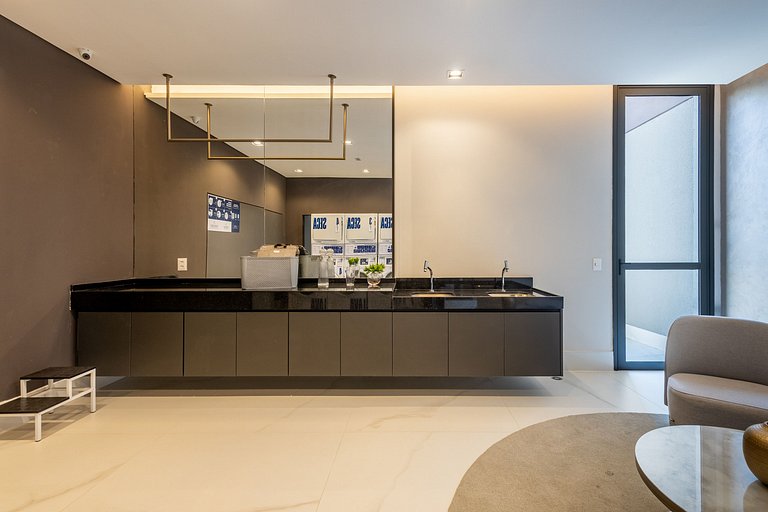 Luxo de Moema: Apto em andar superior c/ varanda