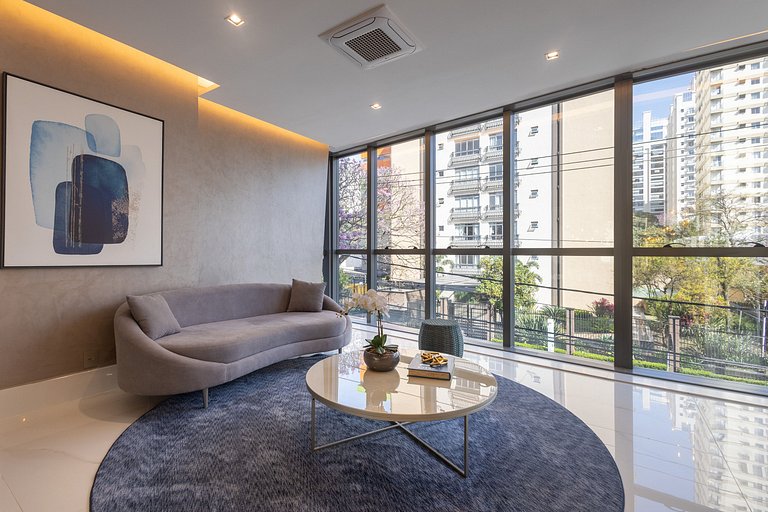 Luxo de Moema: Apto em andar superior c/ varanda