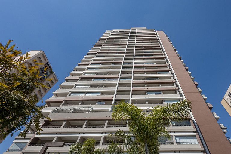 Luxo de Moema: Apto em andar superior c/ varanda