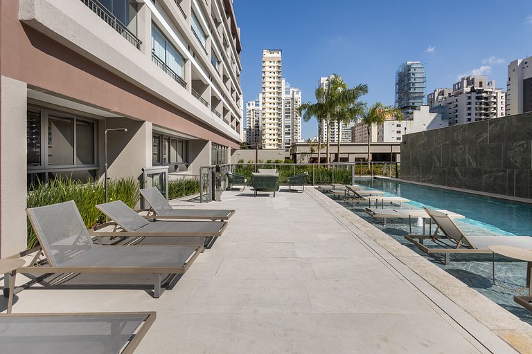 Luxo de Moema: Apto em andar superior c/ varanda