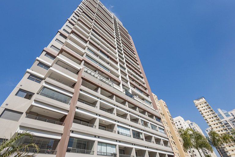Luxo de Moema: Apto em andar superior c/ varanda