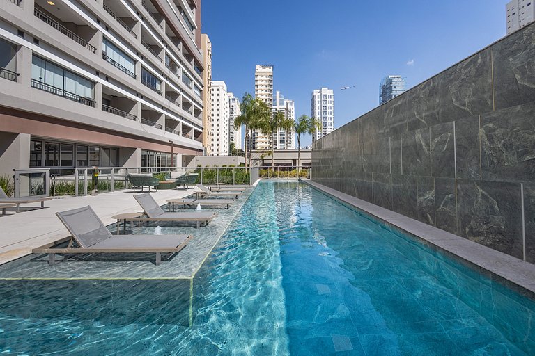 Luxo de Moema: Apto em andar superior c/ varanda