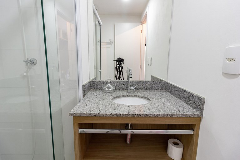 Apto completo c/ varanda próximo da Faria Lima