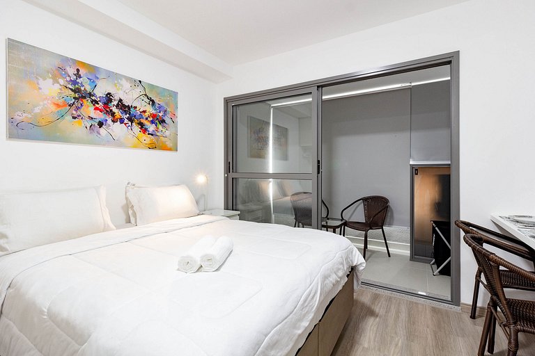 Studio em Moema com Cama Queen e Coworking