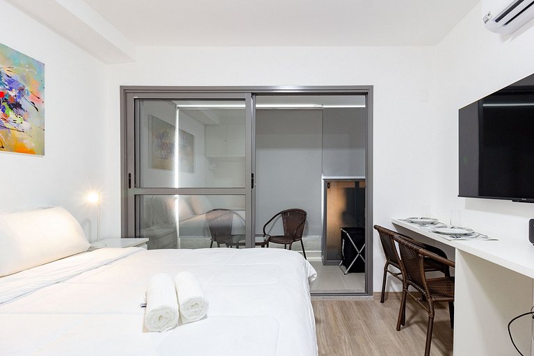 Studio em Moema com Cama Queen e Coworking