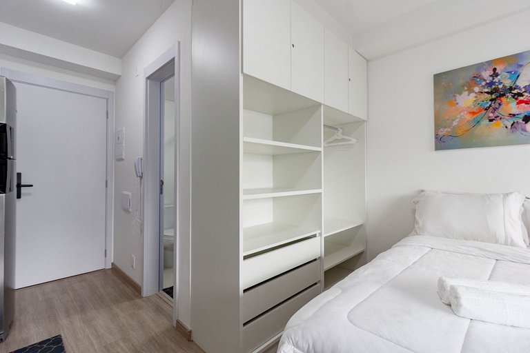 Studio em Moema com Cama Queen e Coworking