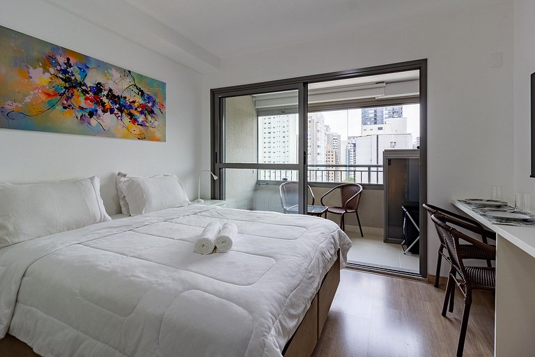 Studio em Moema com Cama Queen e Coworking