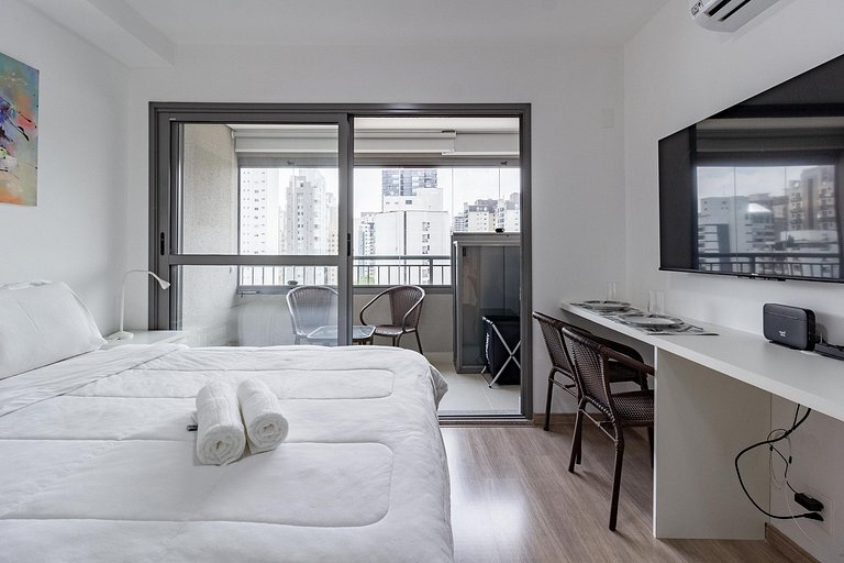 Studio em Moema com Cama Queen e Coworking