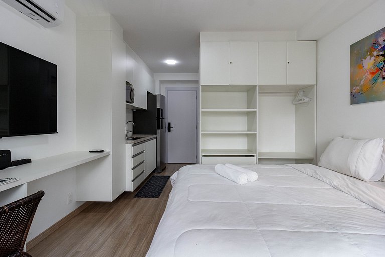 Studio em Moema com Cama Queen e Coworking