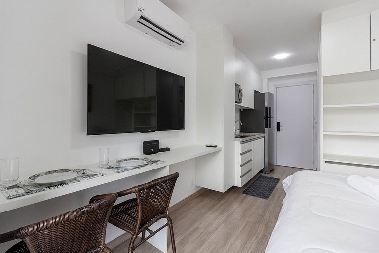 Studio em Moema com Cama Queen e Coworking