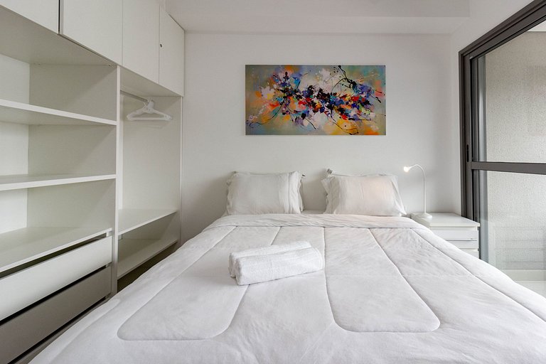 Studio em Moema com Cama Queen e Coworking
