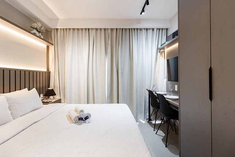 Apto aconchegante c/ varanda e ar condicionado