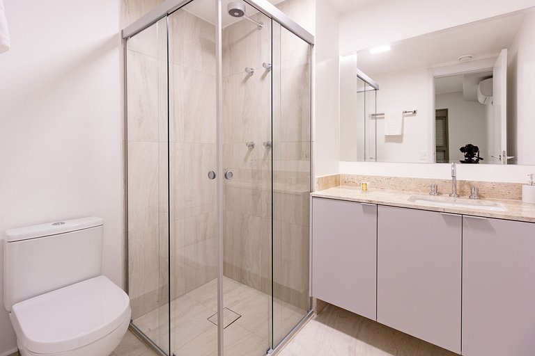 Ap premium c/ varanda e cama queen, próximo de CGH