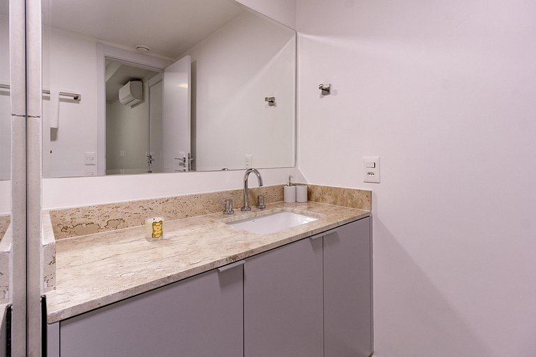 Ap premium c/ varanda e cama queen, próximo de CGH