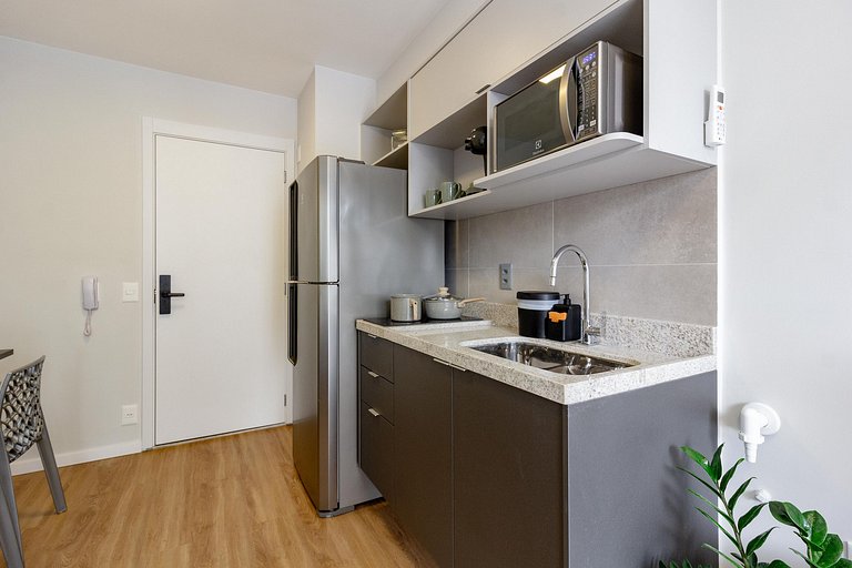 Ap premium c/ varanda e cama queen, próximo de CGH