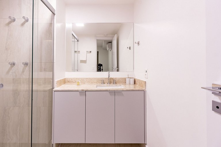 Ap premium c/ varanda e cama queen, próximo de CGH