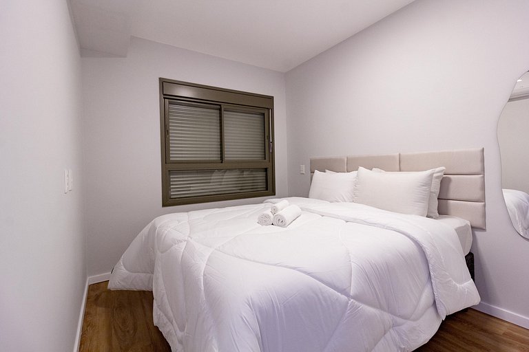 Ap premium c/ varanda e cama queen, próximo de CGH