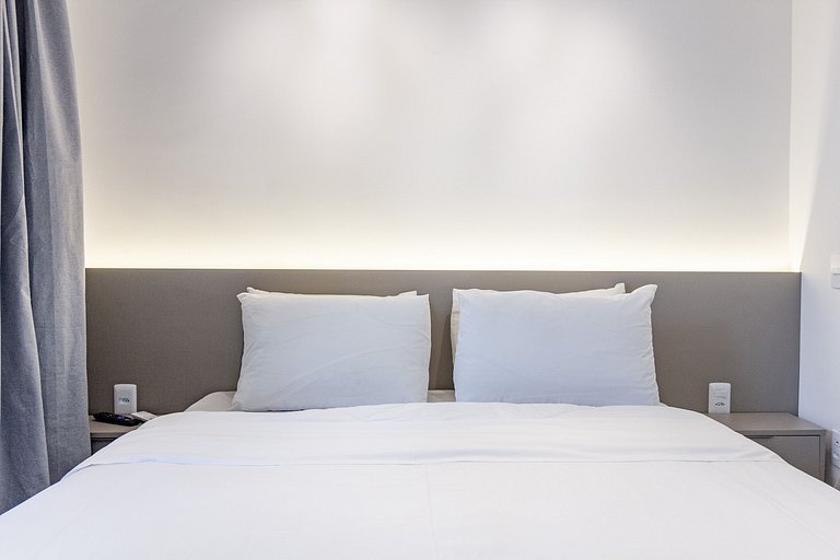 Apto com cama queen, varanda e AC próximo ao metrô