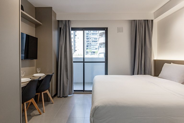 Apto com cama queen, varanda e AC próximo ao metrô