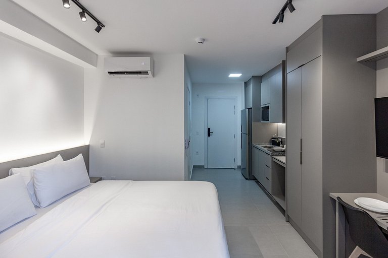 Apto com cama queen, varanda e AC próximo ao metrô