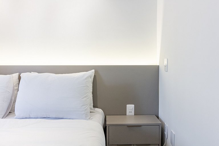 Apto com cama queen, varanda e AC próximo ao metrô