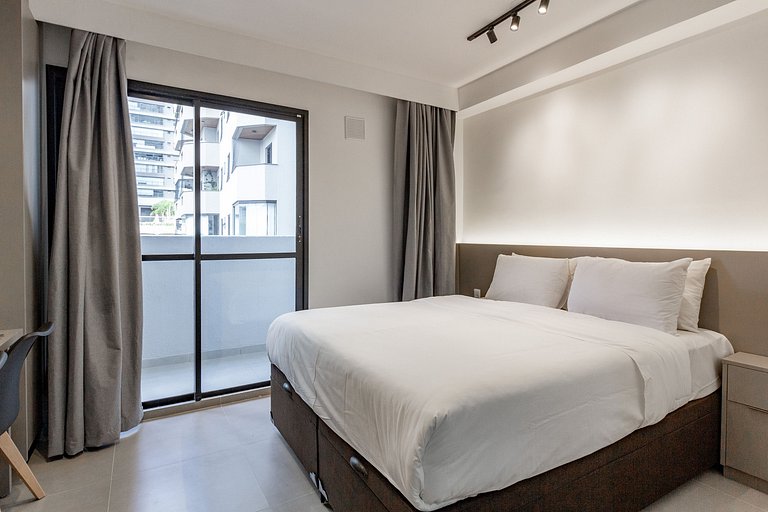 Apto com cama queen, varanda e AC próximo ao metrô
