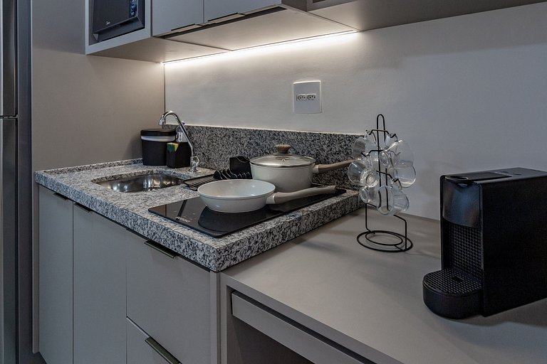 Apto com cama queen, varanda e AC próximo ao metrô